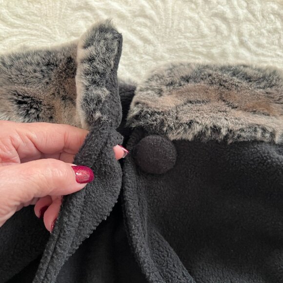 East 5th Black Poncho Shawl Gray Faux Fur Collar Fleece Lightweight One Size - Picture 7 of 7